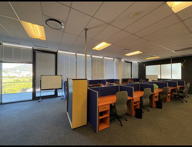 1,587M² OFFICE TO LET IN WOODSTOCK